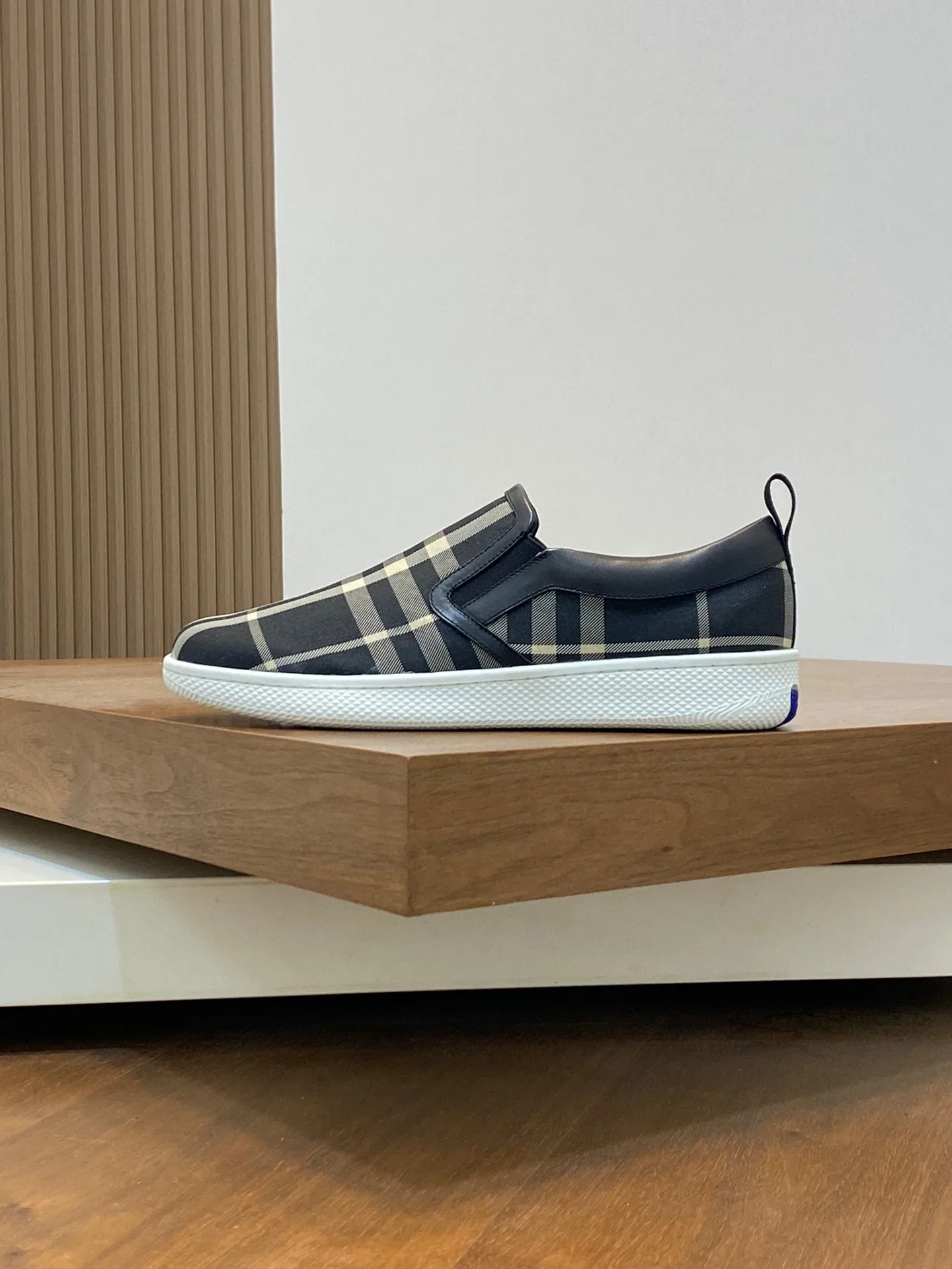 P380 [BURBERRY] Burberry - Upper: imported 🔝 brand totem cloth, - Inner lining: cowhide lining, feet; water-dyed cowhide - Outsole: ultra-light TPR rubber; two-color molded outsole - Super high quality control·Fine workmanship: highlighted (high-end, extravagance, grade) -Size: 38-44 (Male 45, can be customized)·